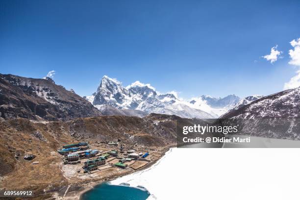 stunning view over gokyo in the himalayas in nepal - gokyo valley stock pictures, royalty-free photos & images