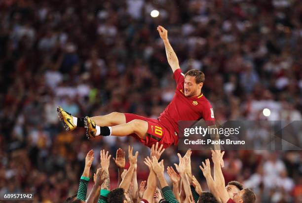 Roma players hold up Francesco Totti after his last match after the Serie A match between AS Roma and Genoa CFC at Stadio Olimpico on May 28, 2017 in...