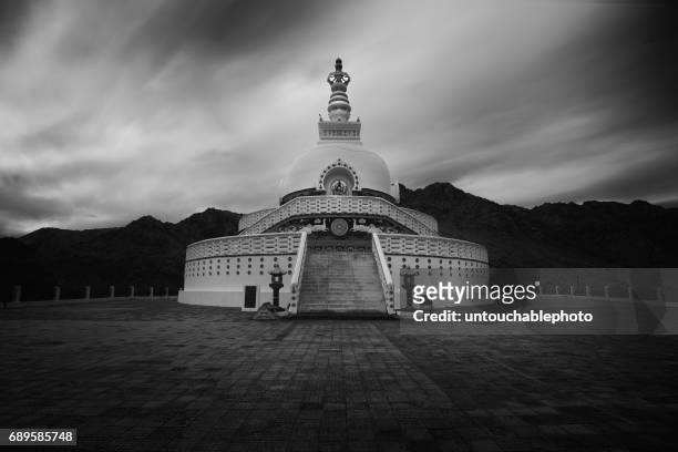 shanti stupa long exposure in black and white color, leh, ladakh, india - tempel shanti stupa stock-fotos und bilder