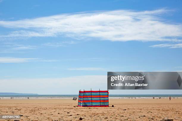windbreak on saunton sands in devon - beach shelter stockfoto's en -beelden