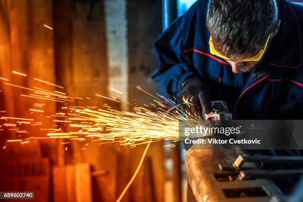 industriële werknemer met werk gereedschap - metal sanding stockfoto's en -beelden