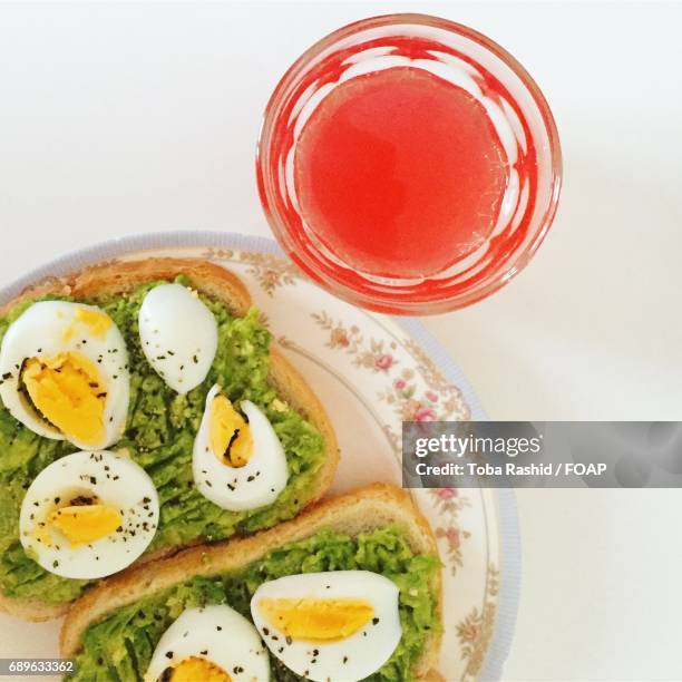 avocado egg toast on plate - avocado toast white background stockfoto's en -beelden