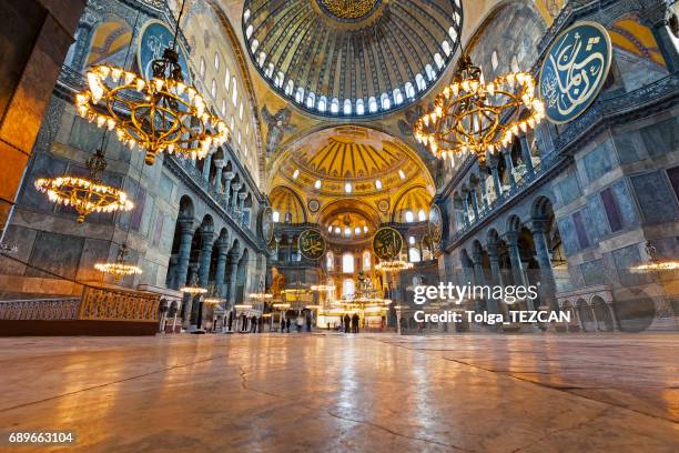 visitors to hagia sofia - hagia sophia imagens e fotografias de stock