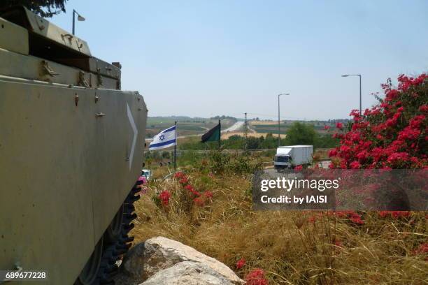 an old tank at the entry to the plain of latrun and israeli flag, central israel - anno 1948 foto e immagini stock