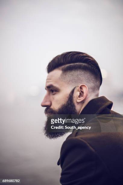 uomo urbano con barba - stile di capelli foto e immagini stock