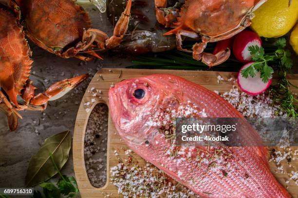 verse snapper met zout en kruiden - rode snapper stockfoto's en -beelden