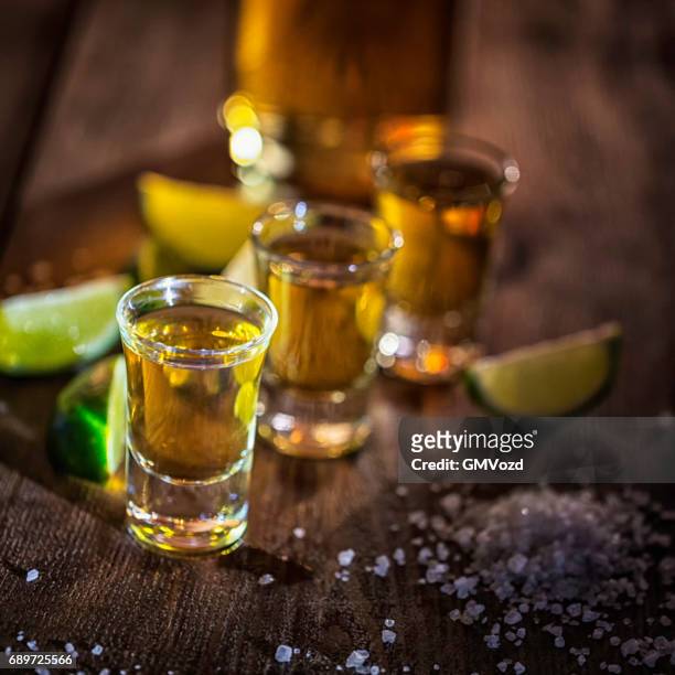 tequila shots mit salz und zitronensaft - shot glass stock-fotos und bilder