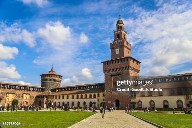 sforza castle in milan - castelo sforzesco imagens e fotografias de stock