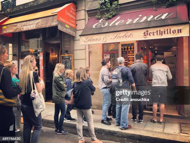 menschen in der schlange zu kaufen, eis in paris, frankreich - eiscreme kaufen stock-fotos und bilder