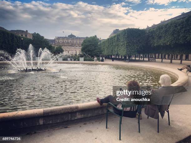 jardin du palais-royal: die menschen entspannen in paris, frankreich - jardin du palais royal stock-fotos und bilder