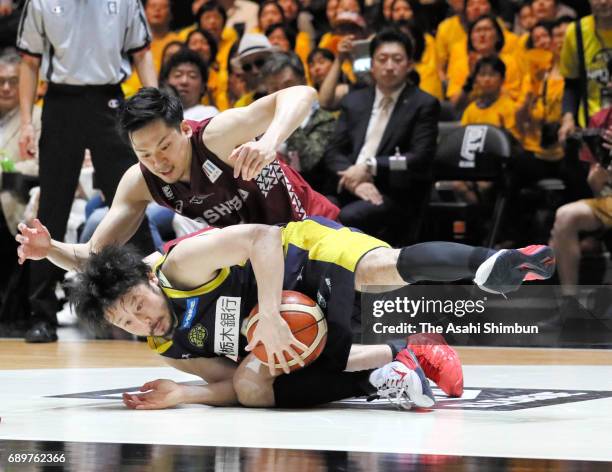 Yuta Tabuse of Tochigi Brex and Ryusei Shinoyama of Kawasaki Brave Thunders compete for the ball during the B. League Championship final match...