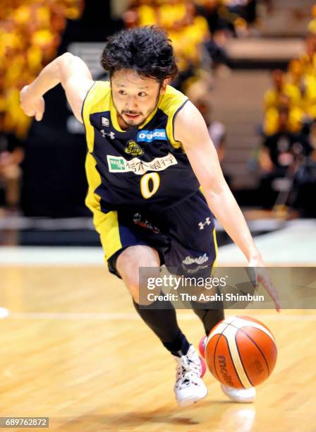 Yuta Tabuse of Tochigi Brex dribbles during the B. League Championship final match between Kawasaki Brave Thunders and Tochigi Brex at Yoyogi...