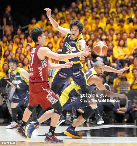 Kengo Nomoto of Kawasaki Brave Thunders passes the ball during the B. League Championship final match between Kawasaki Brave Thunders and Tochigi...