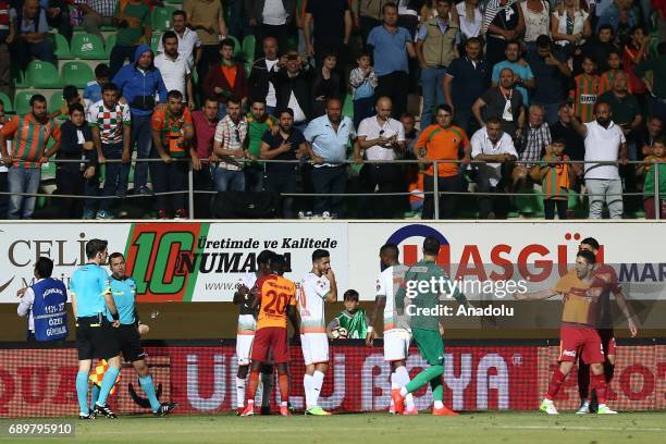 Bruma of Galatasaray separates arguing players in action during the Turkish Spor Toto Super Lig match between Aytemiz Alanyaspor and Galatasaray at...