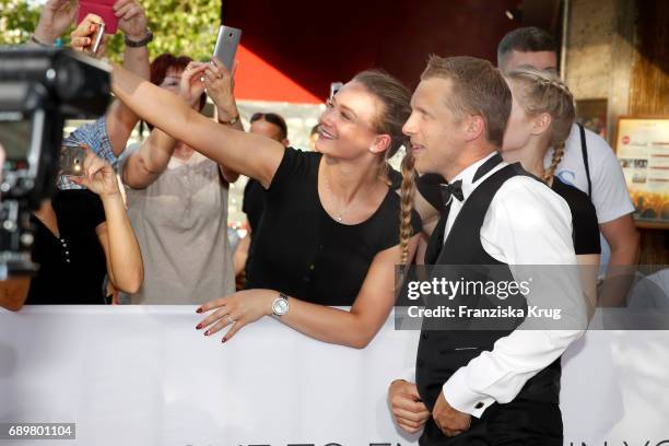 Oliver Pocher and fan attend the 'Global Gladiators' exclusive preview in Berlin at Astor Film Lounge on May 29, 2017 in Berlin, Germany.