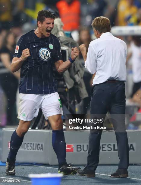 Mario Gomez and head coach Andries Jonker react after Gomez' substitution during the Bundesliga Playoff leg 2 match between Eintracht Braunschweig...