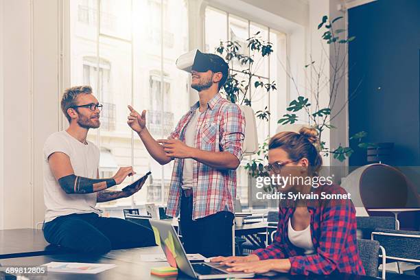 entrepreneurs testing virtual reality technology w - virtualitytrend stock pictures, royalty-free photos & images