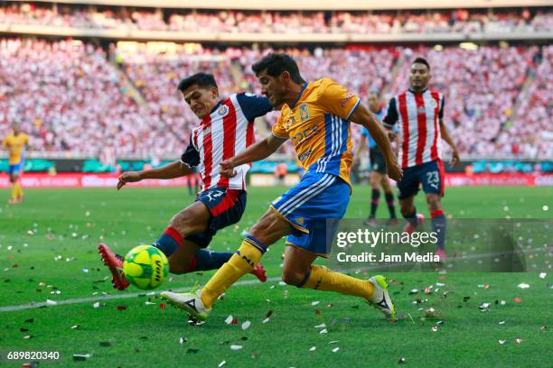 Damian Alvarez of Tigres fights for the ball with Jesús Sánchez of Chivas during the Final second leg match between Chivas and Tigres UANL as part of...