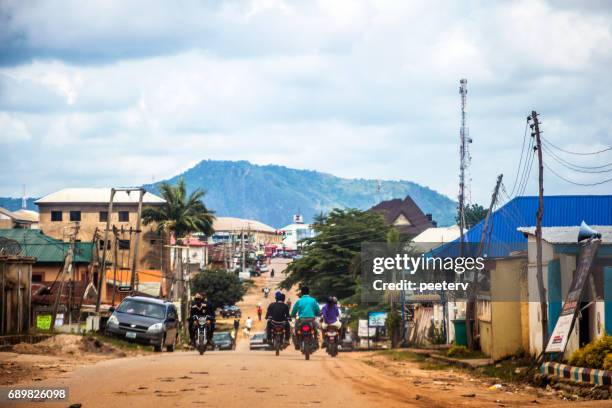 afrikanische stadt - abuja, nigeria - nigeria city stock-fotos und bilder