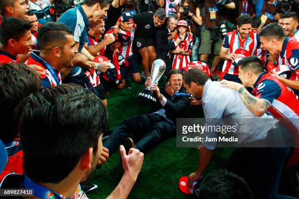 Matias Almeyda coach of Chivas celebrates the championship with his players after winning the Final second leg match between Chivas and Tigres UANL...