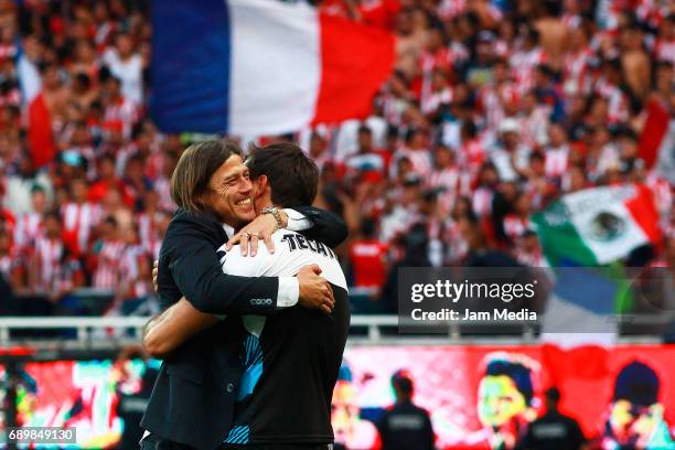 Matias Almeyda coach of Chivas hugs Rodolfo Cota goalkeeper of Chivas after winning the Final second leg match between Chivas and Tigres UANL as part...