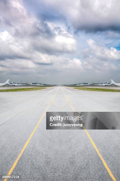 airport runway - air strip stock pictures, royalty-free photos & images