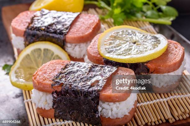 "spam musubi" - hawaiianische kultur stock-fotos und bilder