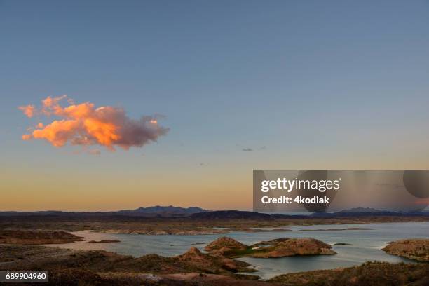 zonsondergang over lake mead - lake mead national recreation area stockfoto's en -beelden