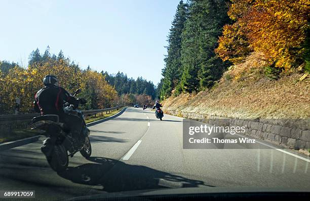 motorcyles on curving road - passeio em veículo motorizado imagens e fotografias de stock