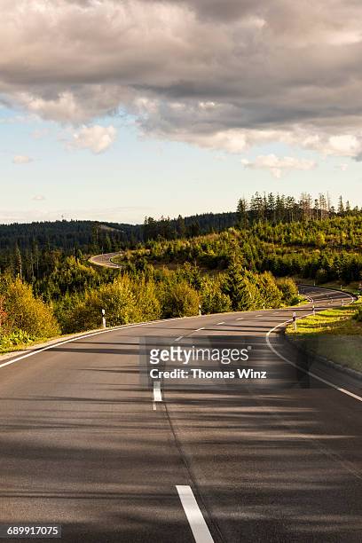 curving road through forest - freudenstadt photos et images de collection
