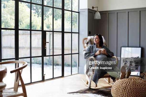 die zeit für sich selbst - schaukelstuhl stock-fotos und bilder