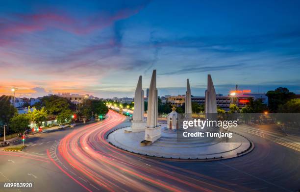 democracy monument during twilight time,thailand - democracy monument stock pictures, royalty-free photos & images