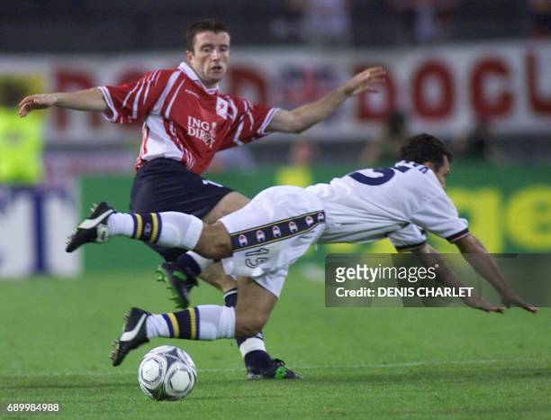 Attaquant de Parme, l'Ukrainien Serguei Gurenko tente de contrer le Lillois Cannavaro Pichot, le 22 août 2001 au stade Grimonprez Jooris de Lille,...