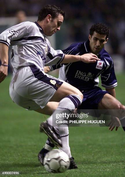 L'attaquant de Lille Salaheddine Bassir est à la lutte avec le joueur espagnol Sergio Gonzalez , le 23 Octobre 2001 au stade Riazor de la Corogne,...