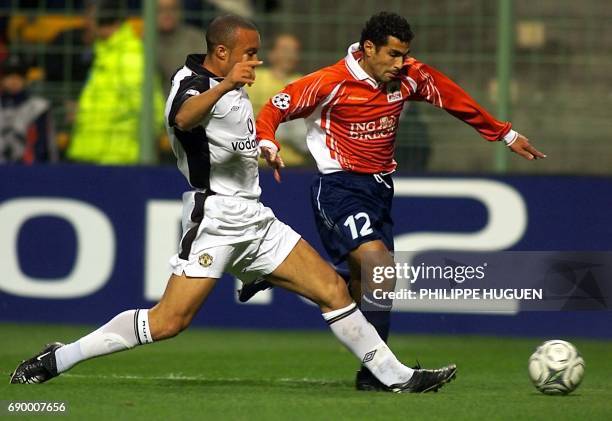 Le joueur de Manchester United Mikaël Silvestre tente de tacler l'attaquant lillois, le Marocain Salaheddine Bassir, le 31 octobre 2001 au stade...