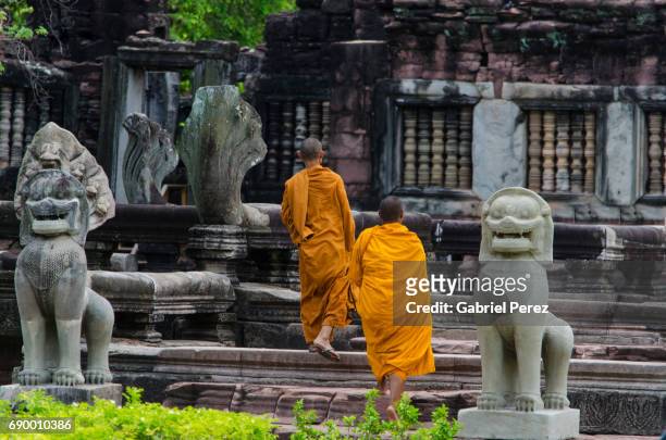 thai buddhist monks - phimai foto e immagini stock