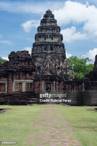 the ancient khmer ruins of phimai - phimai foto e immagini stock