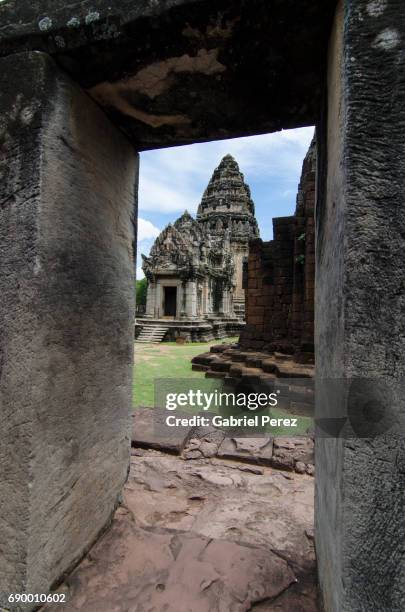 the ancient khmer ruins of phimai - phimai foto e immagini stock