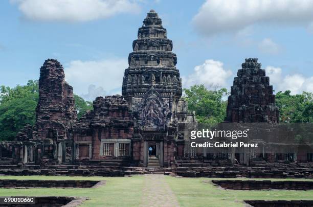 the ancient khmer ruins of phimai - phimai foto e immagini stock