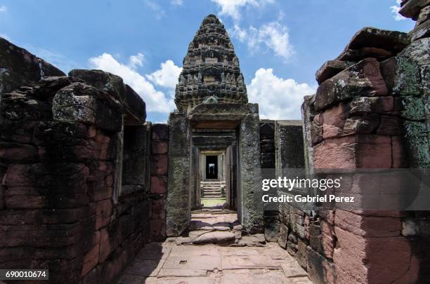 the ancient khmer ruins of phimai - phimai foto e immagini stock