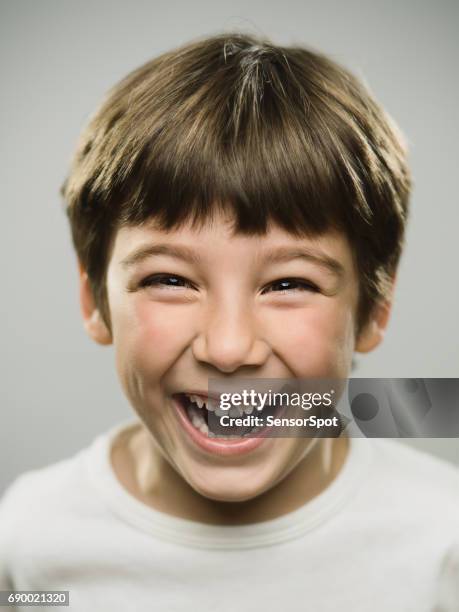 niedliche kleine junge lachend im studio - smiling eyes stock-fotos und bilder