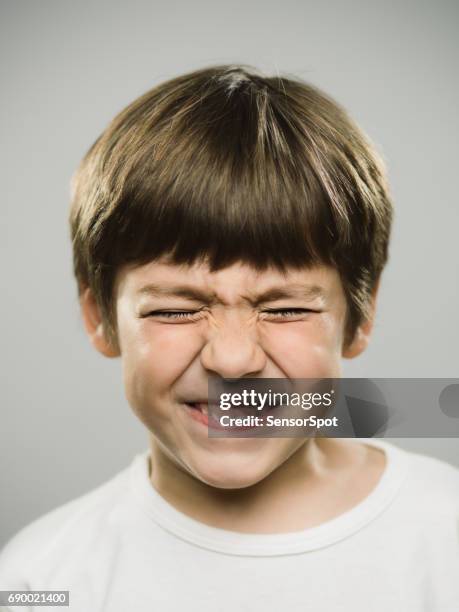 嫌悪感の表情の少年 - 歯を食いしばる ストックフォ��トと画像