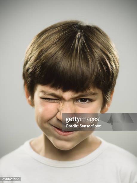 bambino con sguardo furioso - serrare i denti foto e immagini stock