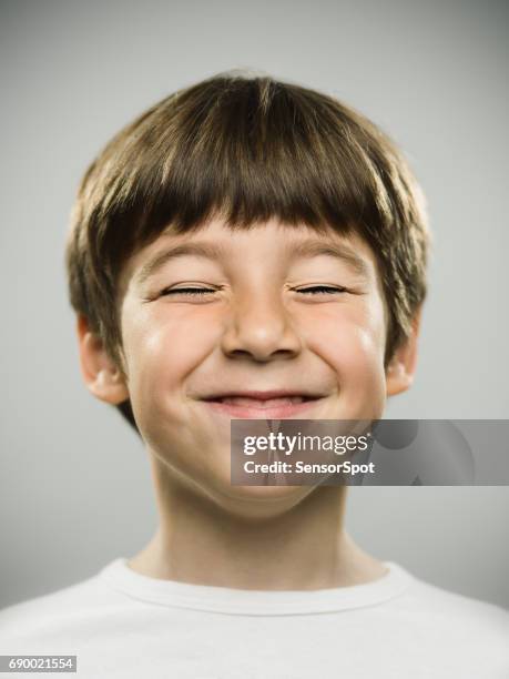 gelukkig jongetje glimlachend - eyes closed stockfoto's en -beelden