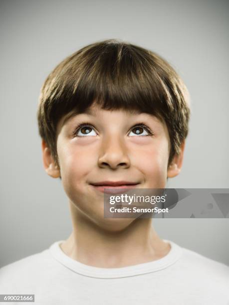süße kleine junge nachschlagen - boy portrait stock-fotos und bilder
