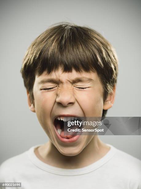 niño pequeño frustrado gritando - gritar fotografías e imágenes de stock