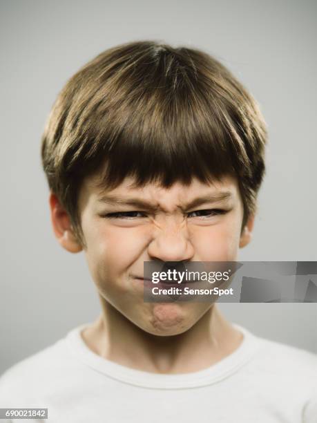 echte jongen tonen walgt expressie - funny face stockfoto's en -beelden