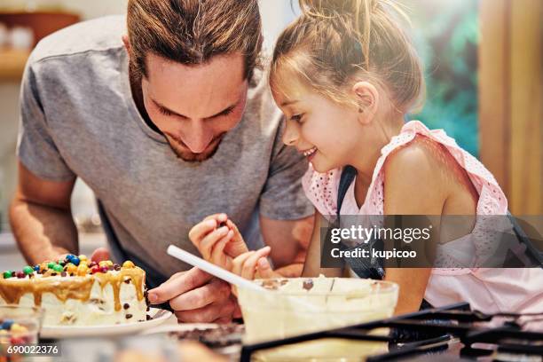 i'll decorate it - decorar um bolo imagens e fotografias de stock