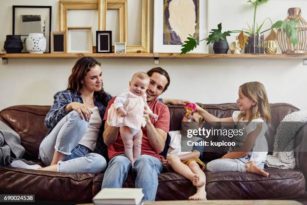 la última edición de su familia - family with three children fotografías e imágenes de stock