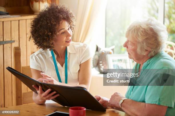 consejo de pensionista - piso-de-protección-oficial fotografías e imágenes de stock